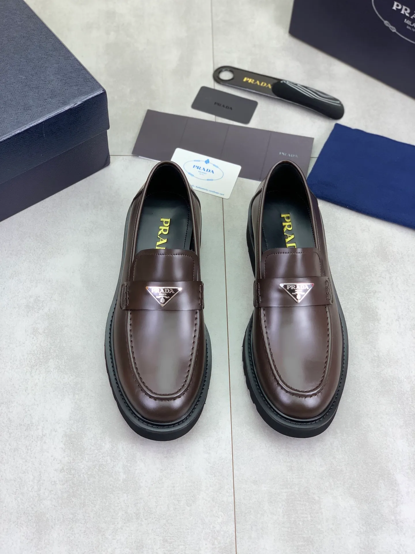 Factory price P880💰Original quality, top version🔱 ＰＲＡＤＡPrada. Men’s business casual leather shoes, top quality products. 1:1 shipment⬆️Luxurious and noble👞All imported original color-brushed edge beads, just to create a more comfortable wearing experience. Upper: Original comfortable open-edge bead rubbed color calfskin➕Top imported water-dyed full cow lining, original high-end lightweight and comfortable TPU foam combination bottom✔️Code number: 39-44 (38 45) 46 47 can be customized)